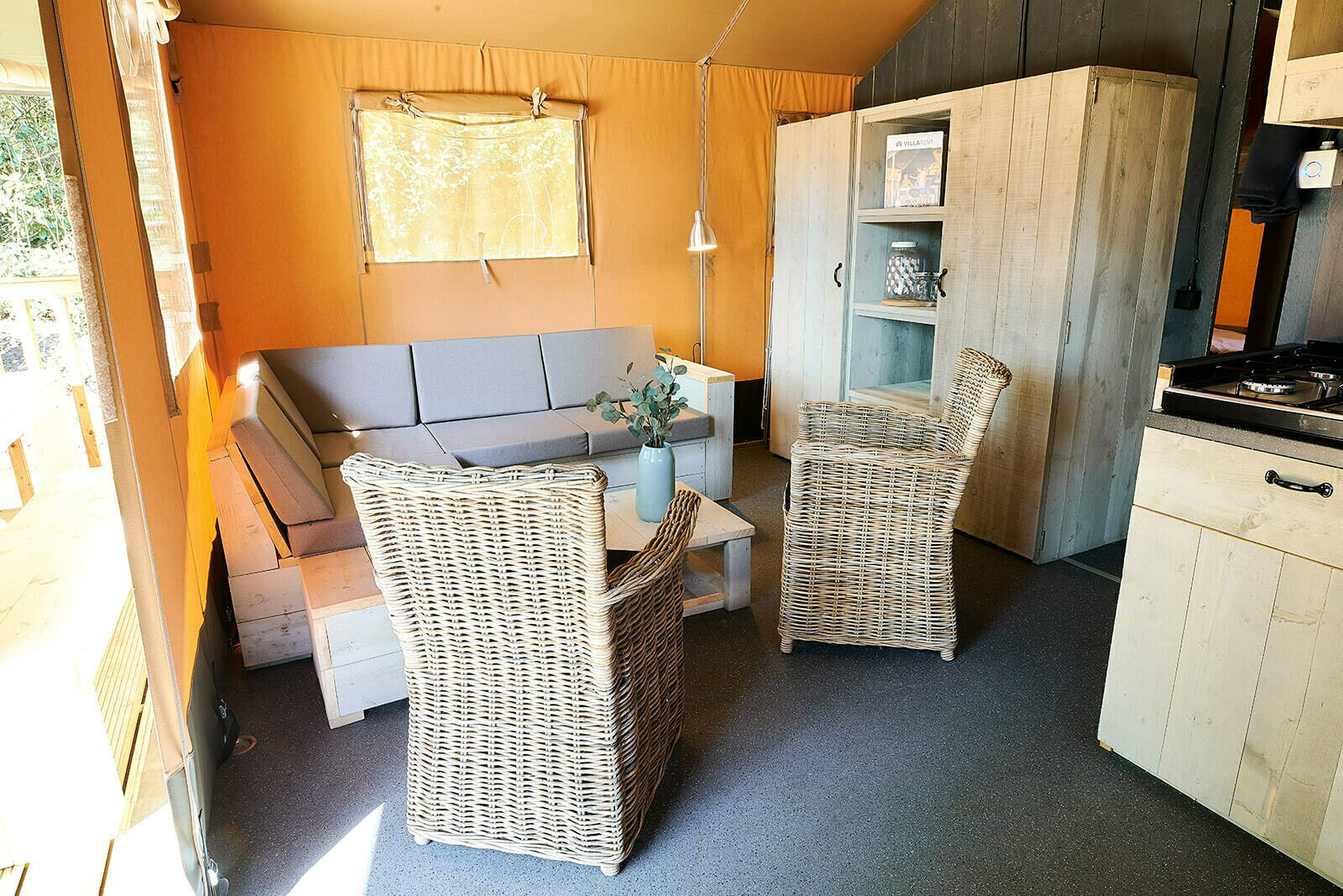 Luxe Villatent XL voor 4 tot 6 personen in Voorthuizen Veluwe Luxe Villatent XL voor 4 tot 6 personen in Voorthuizen Veluwe