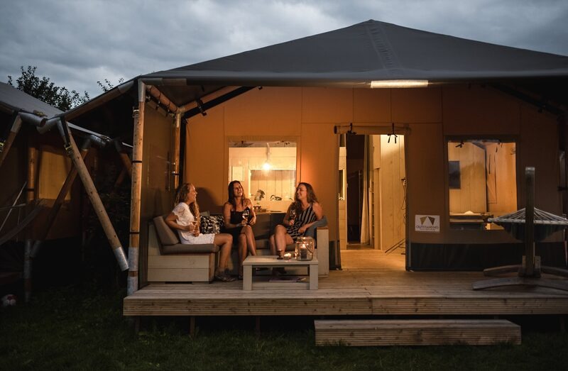 Fraaie 8-persoons Safaritent op park in Voorthuizen Veluwe afbeelding