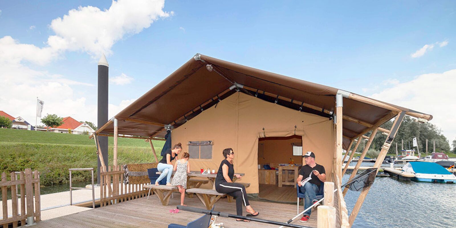 Aqua Glamping Lodge op Recreatiepark de Rhederlaagse Meren