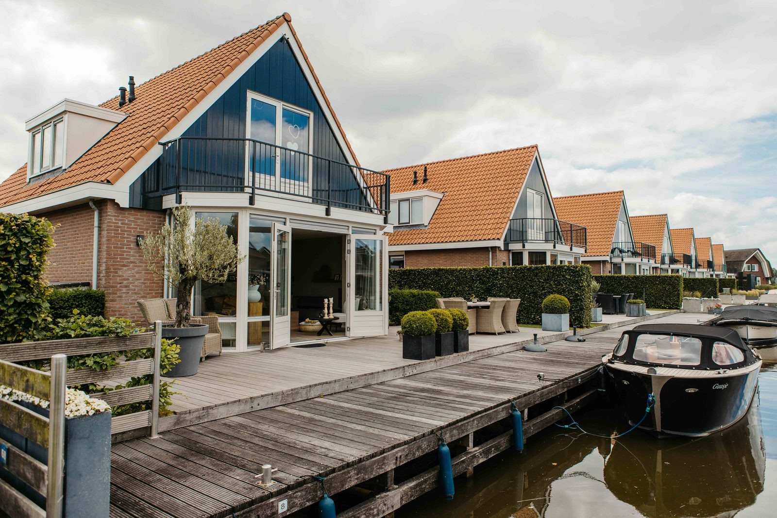 Vakantievilla met terras en zicht op haven 6-persoons in Nederland
