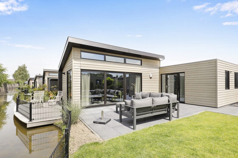 Watervilla op park Familiehuis Nunspeet aan een vijver Watervilla op park Familiehuis Nunspeet aan een vijver